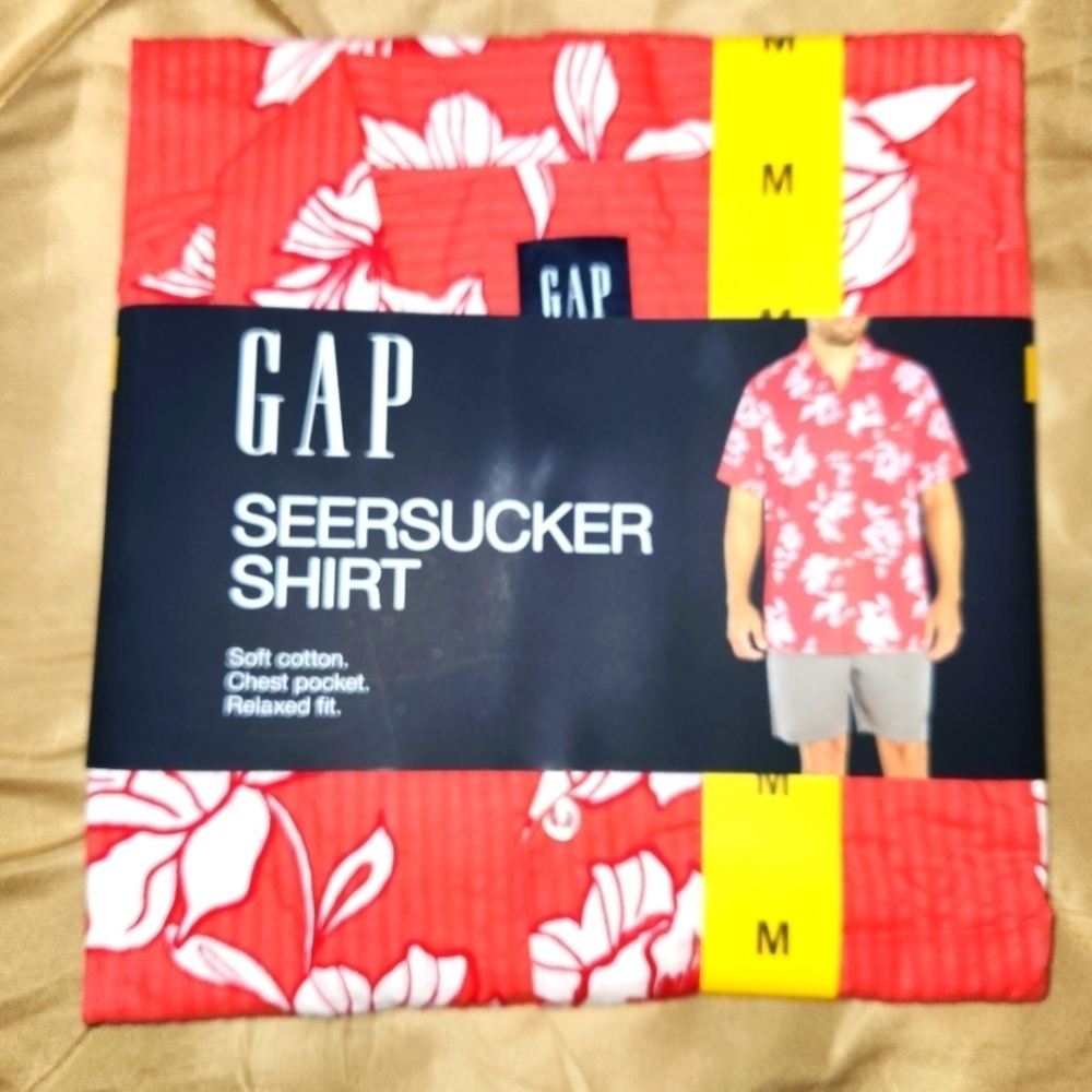 GAP Men's Soft Short Sleeve Relaxed Fit Seersucker Button Up Shirt. Tropical M